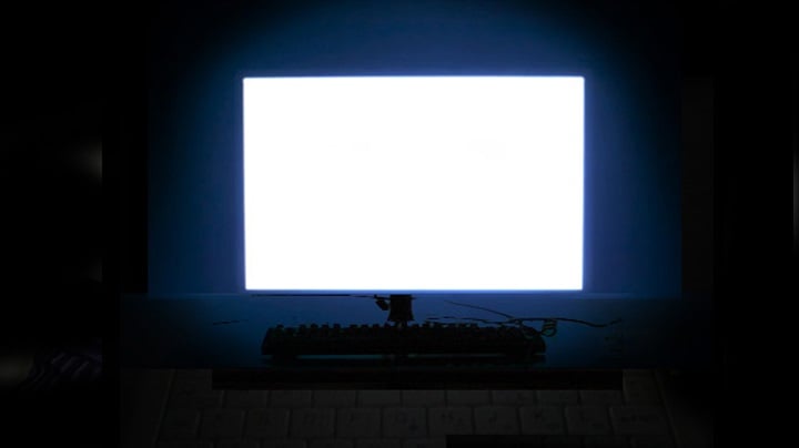 monitor com luz branca