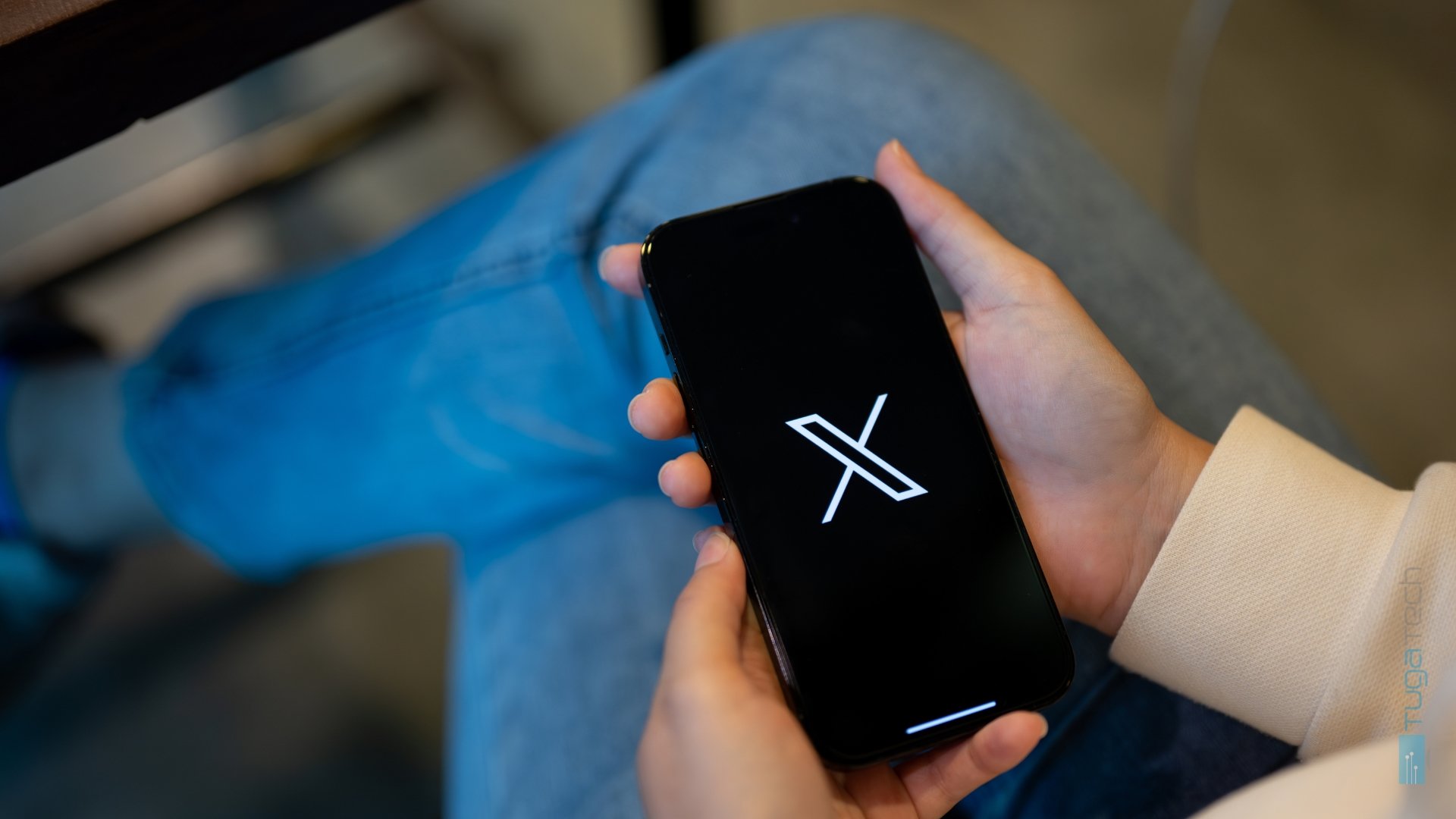 Logo da X em smartphone